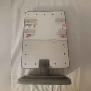 Light up makeup mirror